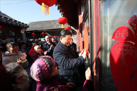 2019年2月1日上午，習(xí)近平總書記在前門東區(qū)草廠四條胡同32號(hào)院，高興地拿起一幅“福”字，親自貼到門上，給這里的老街坊們拜年。新華社記者鞠鵬攝