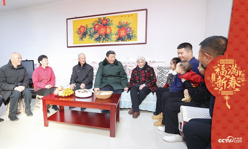 2024年2月1日，習(xí)近平總書記在天津市西青區(qū)辛口鎮(zhèn)第六埠村考察時，同村民杜洪剛一家人親切拉家常。
