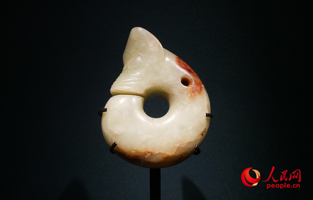 “玉潤(rùn)中華——中國(guó)玉器的萬(wàn)年史詩(shī)圖卷”特展展出的玉豬龍。人民網(wǎng)記者 韋衍行攝