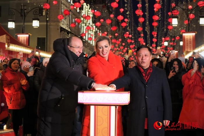 張漢暉、扎哈羅娃、科茲洛夫（從右至左）共同按下活動(dòng)啟動(dòng)按鈕。于子恒攝