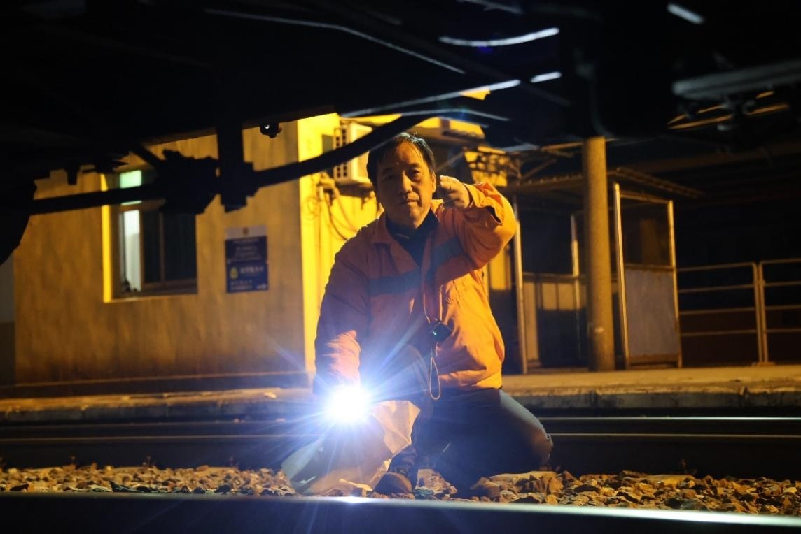 凌晨2點(diǎn)，李金饒正在檢查關(guān)門車。陸佳駿攝