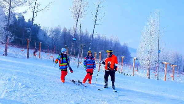 新春走基層｜滑雪場(chǎng)上過(guò)春節(jié)！冰城“冷資源”變成“熱經(jīng)濟(jì)”