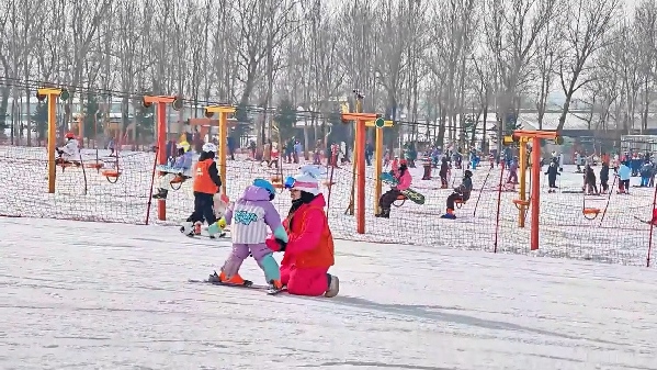 新春走基層｜滑雪場(chǎng)上過(guò)春節(jié)！冰城“冷資源”變成“熱經(jīng)濟(jì)”