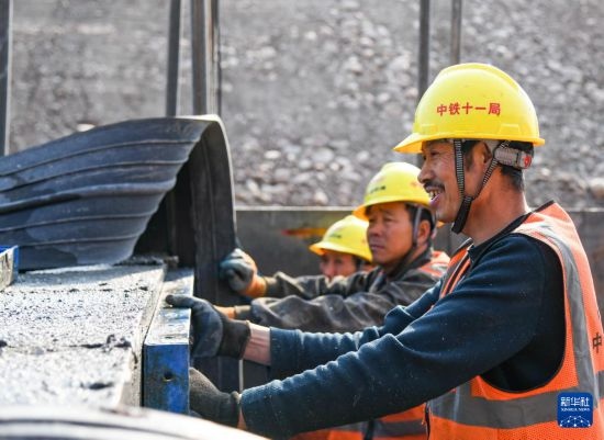 2月13日，在四川省通江縣青峪口水庫(kù)建設(shè)現(xiàn)場(chǎng)，中鐵十一局的工人正在進(jìn)行混凝土縱向圍堰施工。