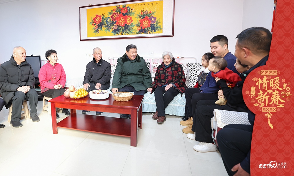 2024年2月1日，習(xí)近平總書(shū)記在天津第六埠村考察時(shí)，同村民杜洪剛一家人親切拉家常。