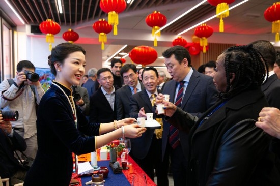 2月2日，人們在位于意大利羅馬的聯(lián)合國糧農組織總部體驗中國茶藝。新華社記者李京攝