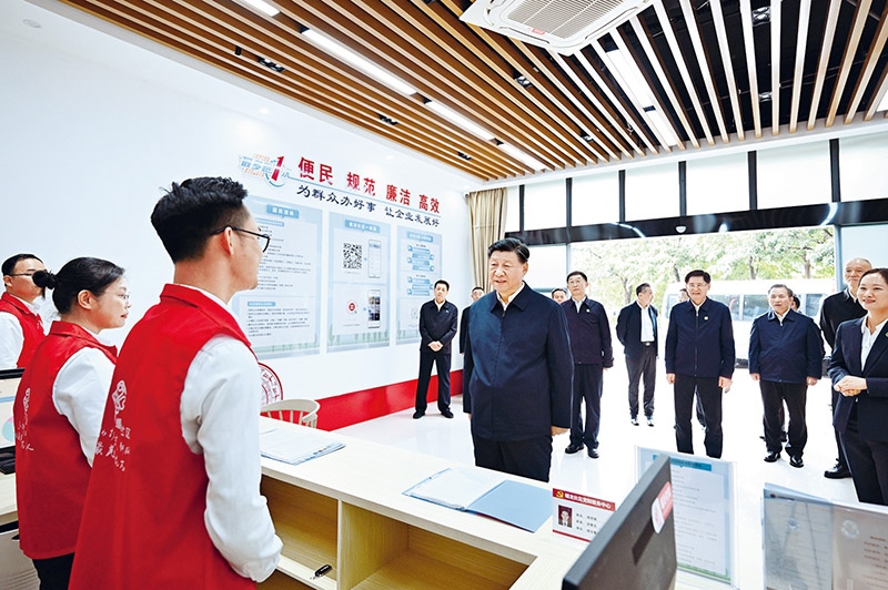 2023年12月14日至15日，中共中央總書記、國家主席、中央軍委主席習(xí)近平在廣西考察。這是14日上午，習(xí)近平在南寧市良慶區(qū)蟠龍社區(qū)黨群服務(wù)中心考察。 新華社記者 燕雁/攝