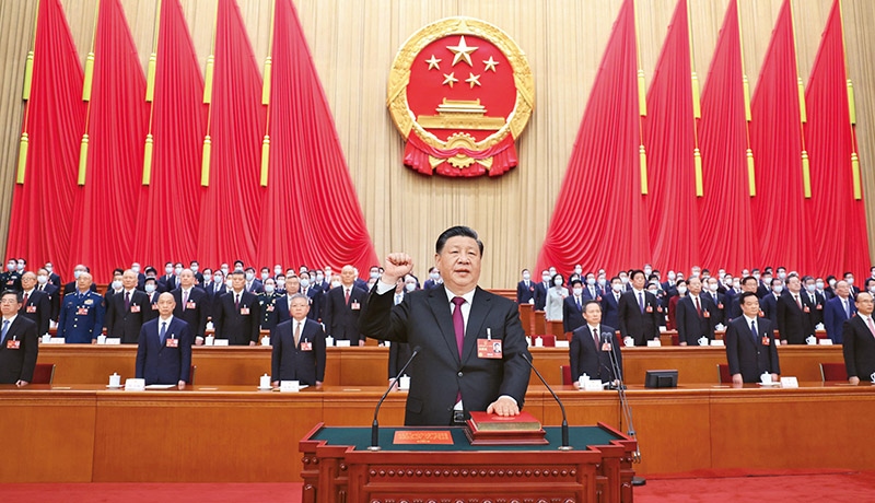 2023年3月10日，十四屆全國人大一次會(huì)議在北京人民大會(huì)堂舉行第三次全體會(huì)議。習(xí)近平全票當(dāng)選中華人民共和國主席、中華人民共和國中央軍事委員會(huì)主席。這是習(xí)近平進(jìn)行憲法宣誓。 新華社記者 鞠鵬/攝
