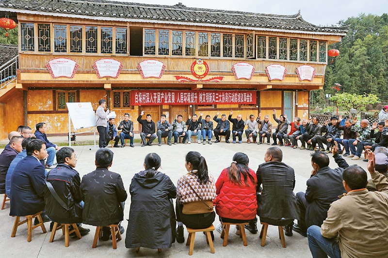 圖為2023年4月6日，貴州省黔東南苗族侗族自治州施秉縣白垛鄉(xiāng)白垛村村民在討論產(chǎn)業(yè)發(fā)展、人居環(huán)境提升、鄉(xiāng)村文明建設(shè)相關(guān)事宜。 人民圖片 磨桂賓/攝