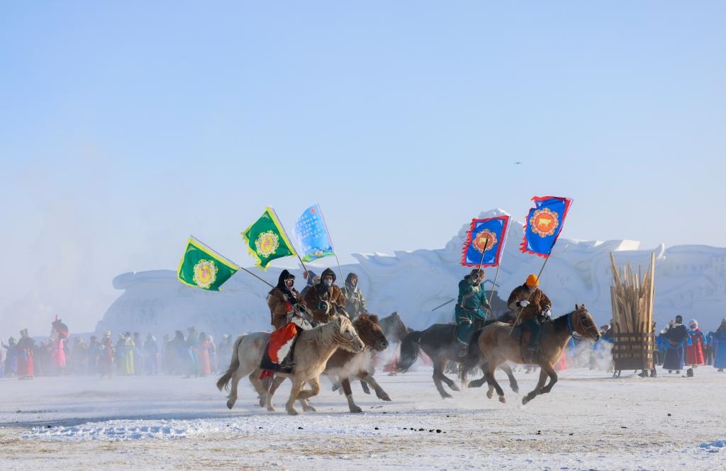 賽馬選手在內(nèi)蒙古自治區(qū)第二十屆冰雪那達(dá)慕開(kāi)幕式上入場(chǎng)（2023年12月17日攝）。新華社記者 王楷焱 攝