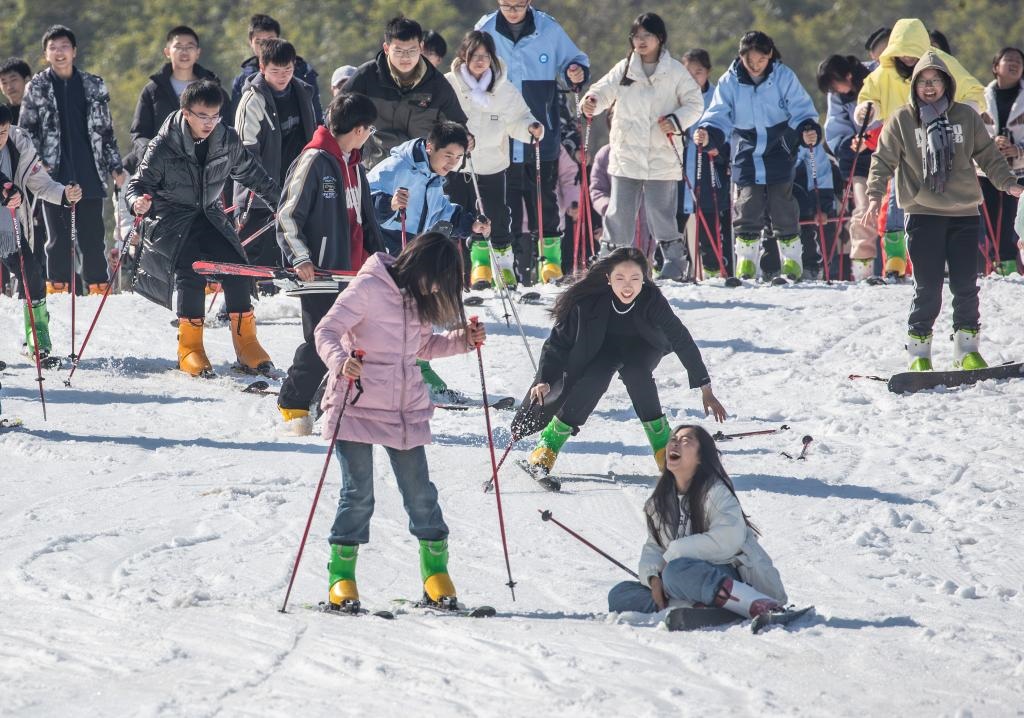 游客在重慶市南川區(qū)金佛山北坡滑雪場(chǎng)滑雪（2023年11月22日攝）。新華社發(fā)（瞿明斌攝）