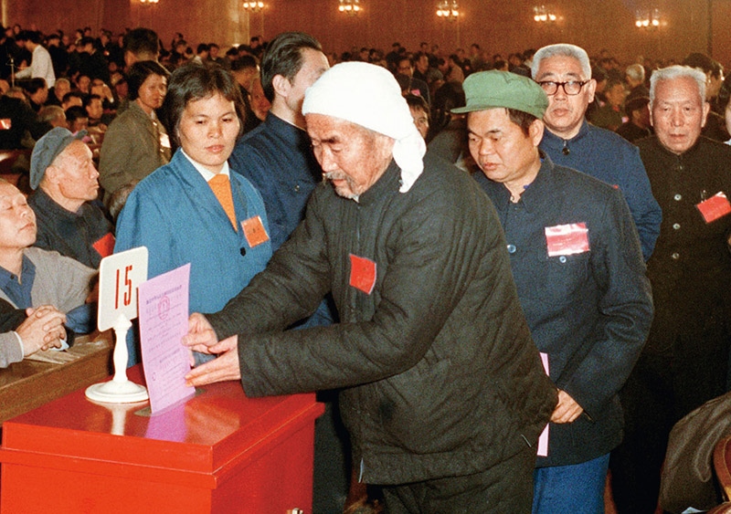 我國現(xiàn)行憲法于1982年12月4日由第五屆全國人大第五次會議通過并公布施行。根據(jù)改革開放和社會主義現(xiàn)代化建設(shè)的實踐和發(fā)展，全國人大于1988年、1993年、1999年、2004年、2018年先后5次作出必要的、也是十分重要的修正。圖為出席第五屆全國人民代表大會第五次會議的代表投票表決《中華人民共和國憲法》（資料照片）。 新華社發(fā)