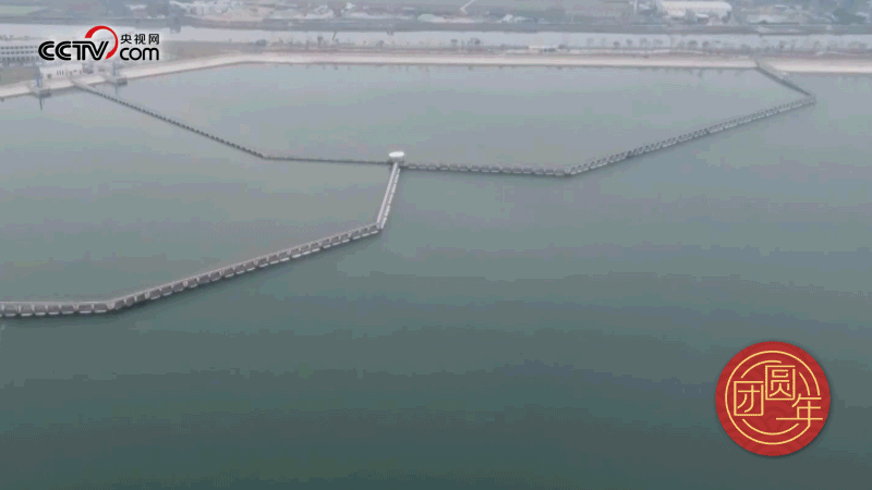 △西江潛地行，潤澤大灣區(qū)。珠江三角洲水資源配置工程西起廣東佛山順德西江干流鯉魚洲，穿越獅子洋，東至深圳公明水庫，是世界上流量最大的長距離有壓調(diào)水工程。