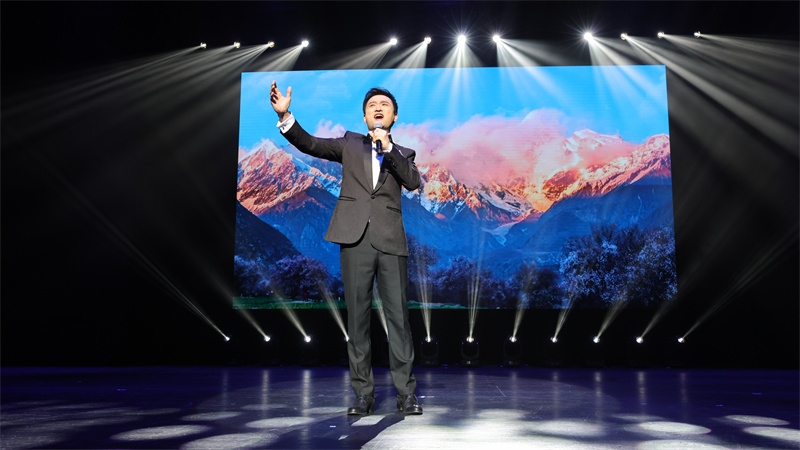 中國鐵路文工團獨唱演員、第十二屆中國音樂金鐘獎聲樂（民族）唱法金獎獲得者馬小明演唱歌曲《天路》。張凱攝