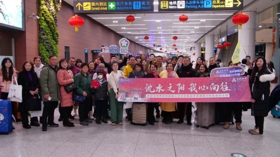 2月11日，一批馬來西亞游客抵達沈陽桃仙國際機場。新華社發(fā)