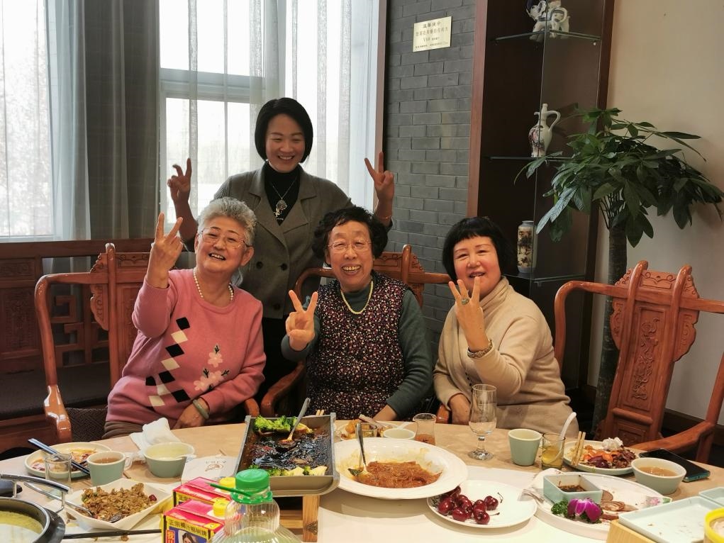 吳釗（前排左一）和鄰居一起在天津過年。（采訪對象供圖）