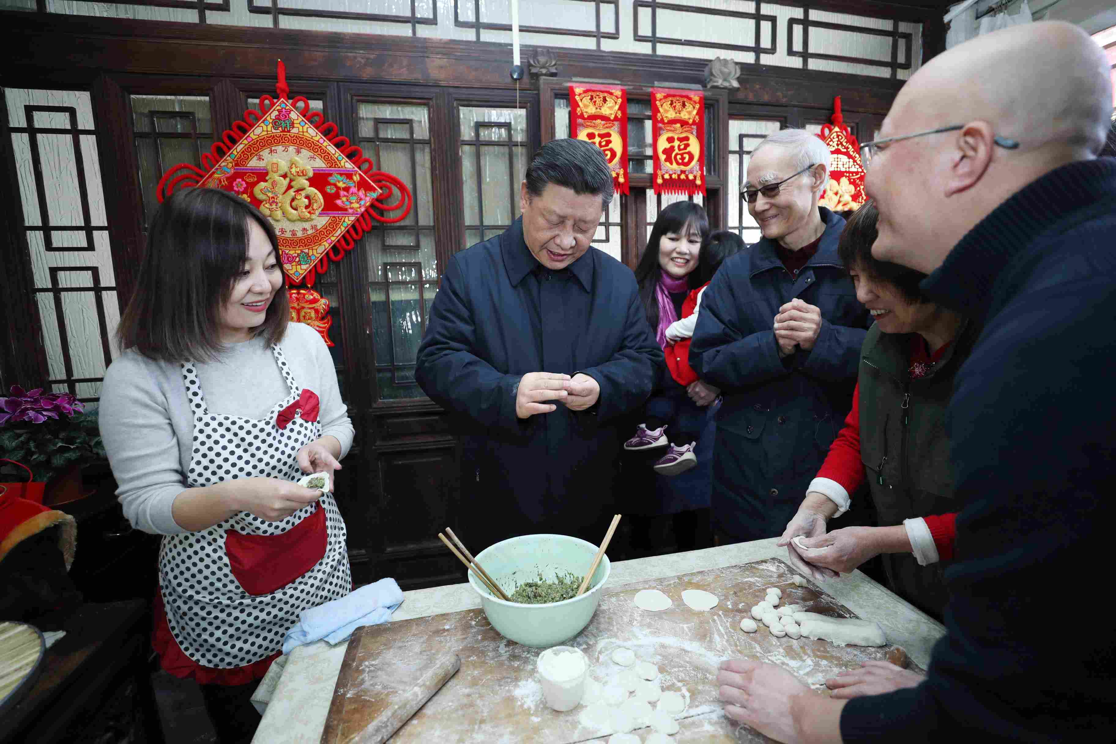 △ 2019年2月1日，習(xí)近平總書(shū)記在北京前門(mén)東區(qū)草廠(chǎng)四條胡同，同朱茂錦一家人包餃子、聊家常。