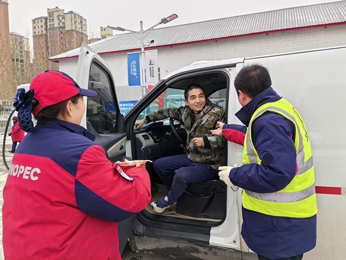 加能站員工為雪天到站充電的司機送來泡面并邀請他到站里休息。受訪者供圖