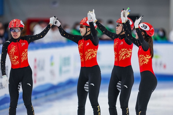 2月18日，黑龍江隊選手徐愛麗（左一）、臧一澤（左二）、范可新（右二）、王欣然在奪冠后向觀眾致意。新華社記者 黃偉 攝