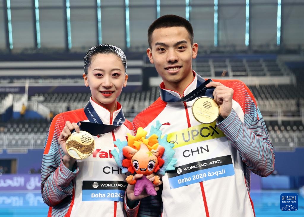 2月10日，2024年多哈游泳世錦賽花樣游泳混合雙人自由自選決賽，程文濤（左）/石浩玙在頒獎儀式后合影。新華社記者 雒圓 攝