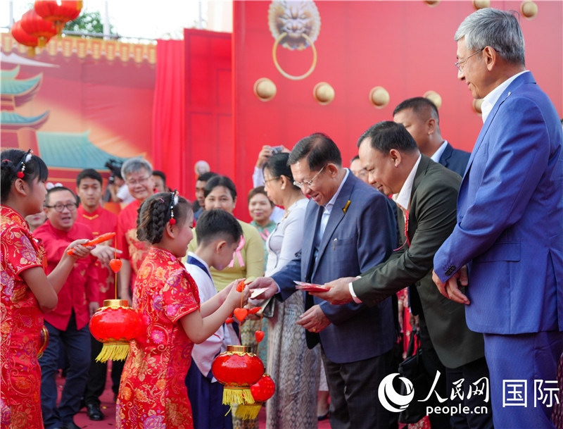 在活動現(xiàn)場，敏昂萊主席夫婦根據(jù)當?shù)貍鹘y(tǒng)向兒童送祝福1-人民網(wǎng)記者謝佳君攝