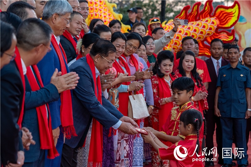 在活動現(xiàn)場，敏昂萊主席根據(jù)當?shù)貍鹘y(tǒng)向兒童送祝福2-人民網(wǎng)記者謝佳君攝