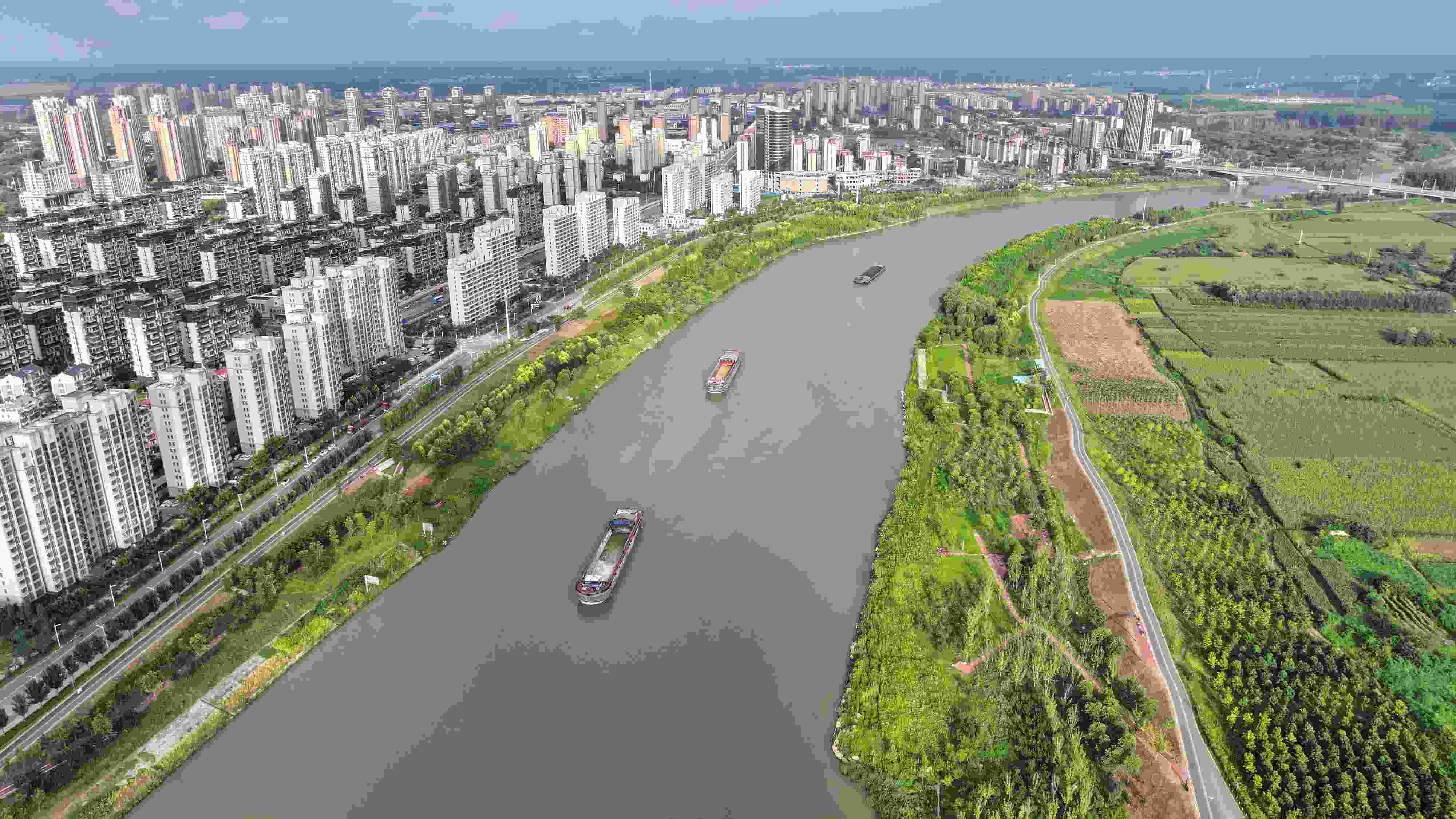 △ 2023年8月21日，安徽阜陽，初秋時節(jié)，界首城市建設(shè)與沙潁河水系、橋梁和綠植相映襯，構(gòu)成一幅生態(tài)宜居的美麗畫卷。