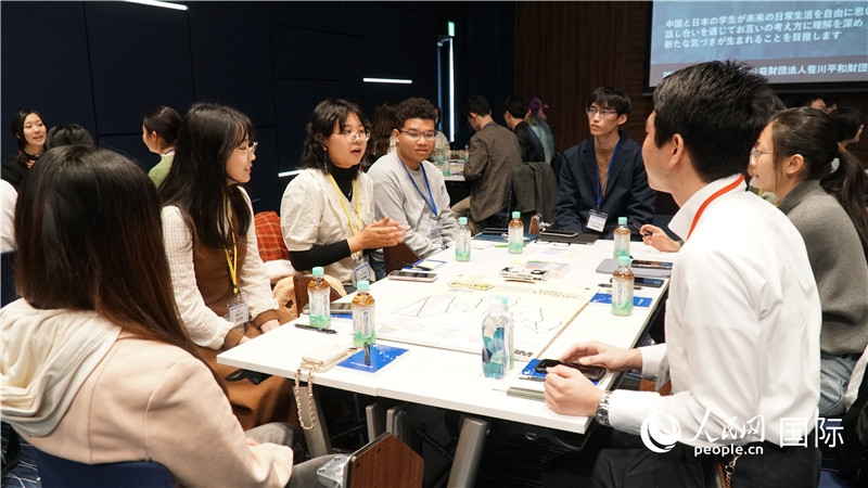 中日學(xué)生分組討論交流。人民網(wǎng) 蔣曉辰攝