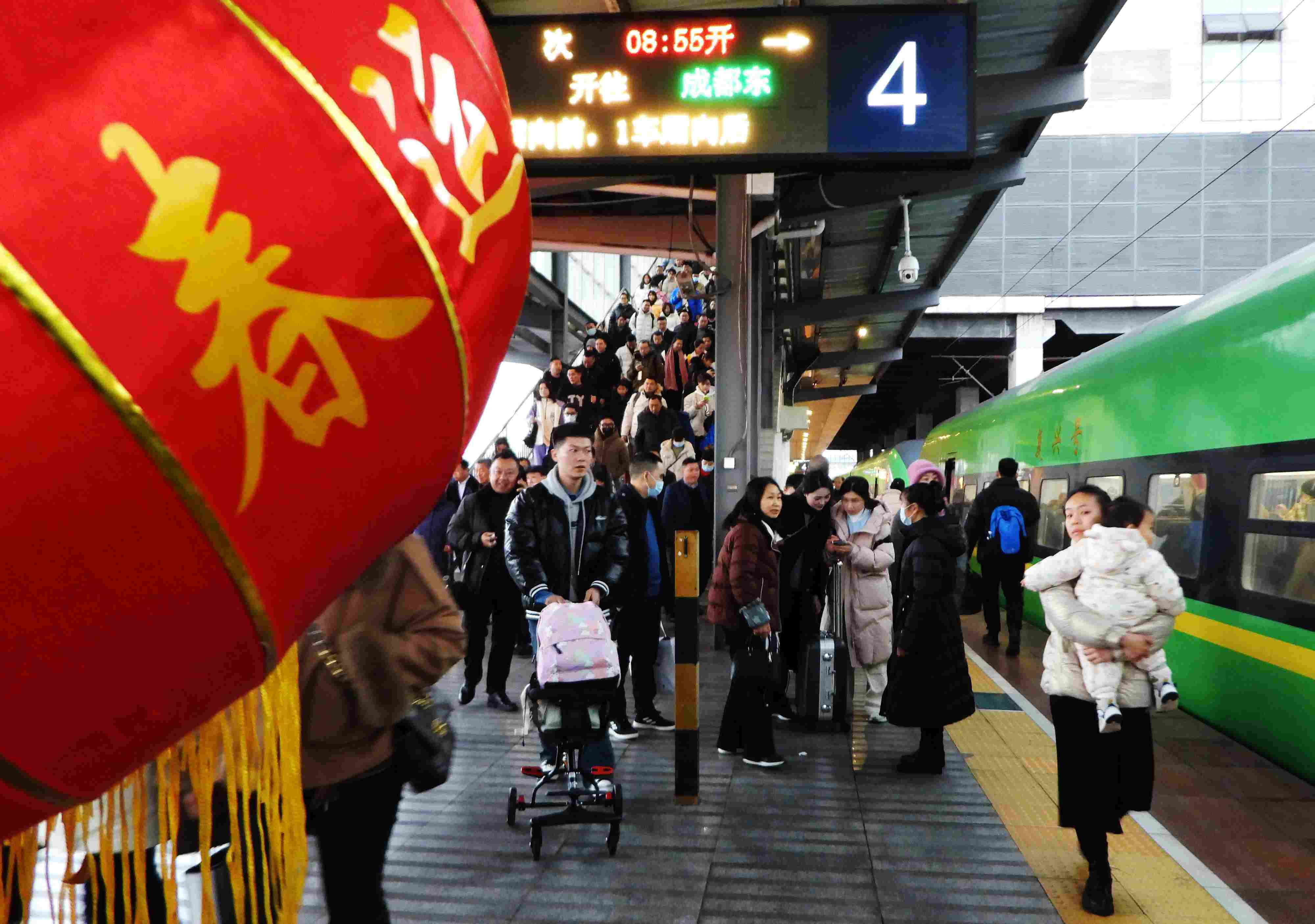 △ 2024年1月26日，四川省達州市車站，準備乘坐“復興號”動車組列車出行的旅客。