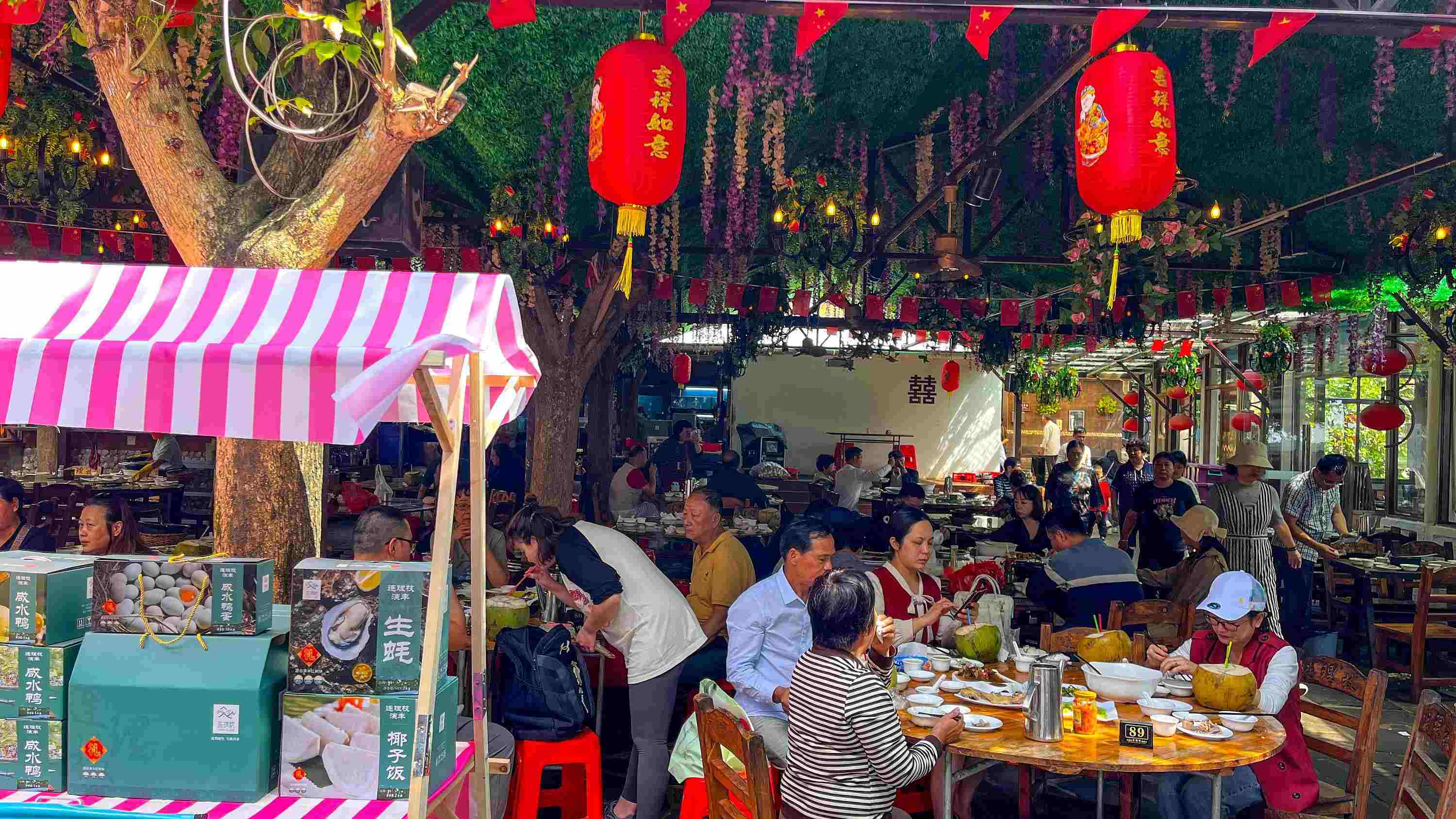 △ 2024年2月17日，春節(jié)假期最后一天，海口鄉(xiāng)村旅游持續(xù)火爆，眾多游客前往漁家樂品嘗特色海鮮和鄉(xiāng)村美食。