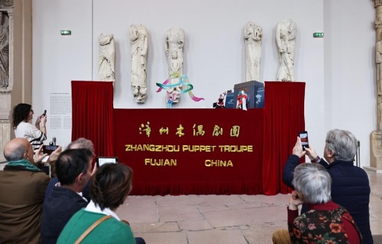 2月10日，在位于法國巴黎埃菲爾鐵塔附近的“建筑與遺產(chǎn)之城”博物館，觀眾欣賞漳州布袋木偶戲。新華社記者高靜攝