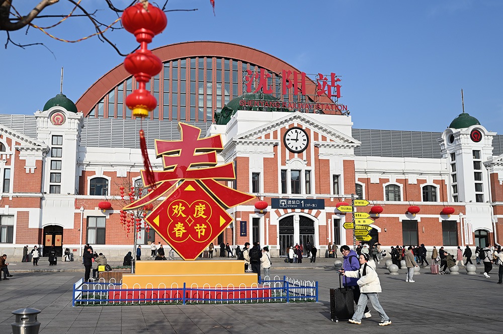△ 2024年2月17日，沈陽站，人們拉著大大小小的行李箱，踏上了龍年新征程。
