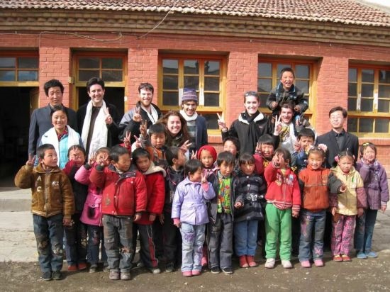 2008年，歐君廷帶領(lǐng)美國(guó)大學(xué)生到甘肅一所村辦小學(xué)訪問教課