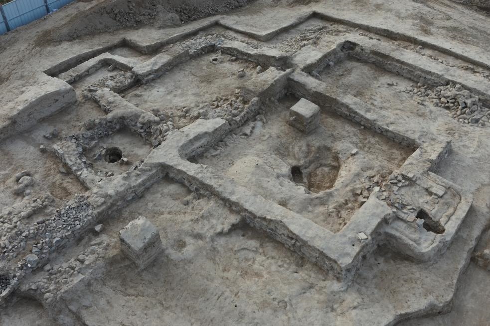 這是都蘭熱水墓群北一區(qū)M37號（“羊圈墓”）的祭祀建筑全景。