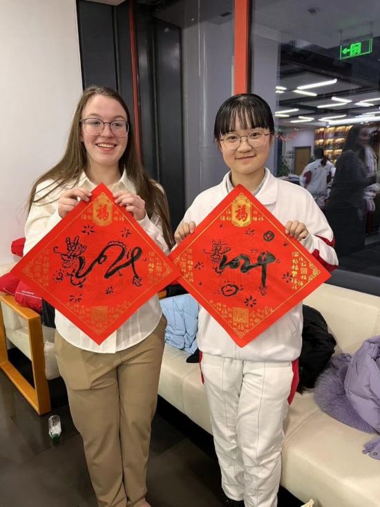 1月下旬，馬斯卡廷中學(xué)訪華代表團(tuán)學(xué)生在北京同中國青少年交流。（受訪者供圖）