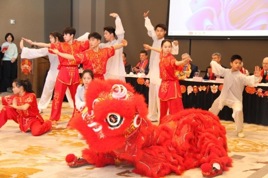 2月9日，在馬斯卡廷，中國人民大學(xué)附屬中學(xué)藝術(shù)團(tuán)學(xué)生表演中國武術(shù)。