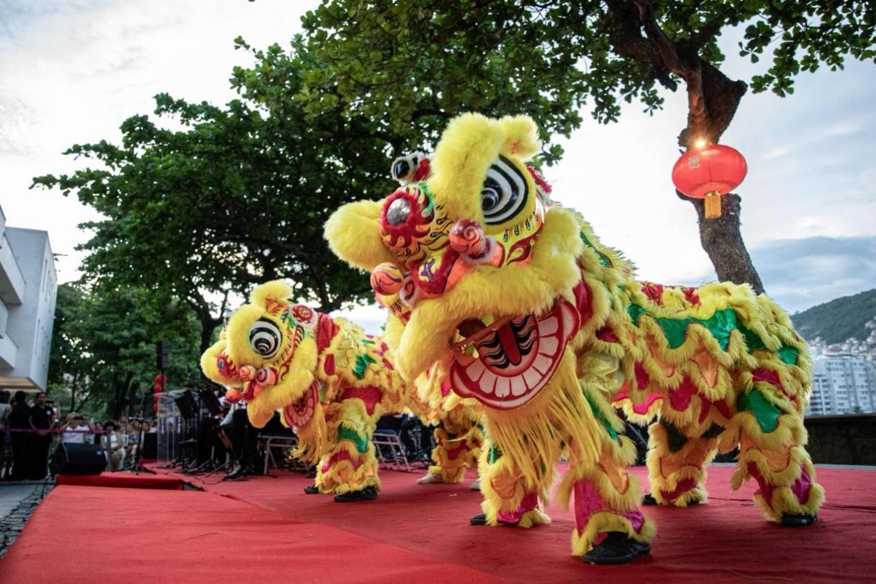 當(dāng)?shù)貢r(shí)間2月24日晚，2024年元宵節(jié)慶?；顒?dòng)在巴西里約熱內(nèi)盧市科帕卡巴納要塞舉辦。巴西山河文化促進(jìn)中心供圖