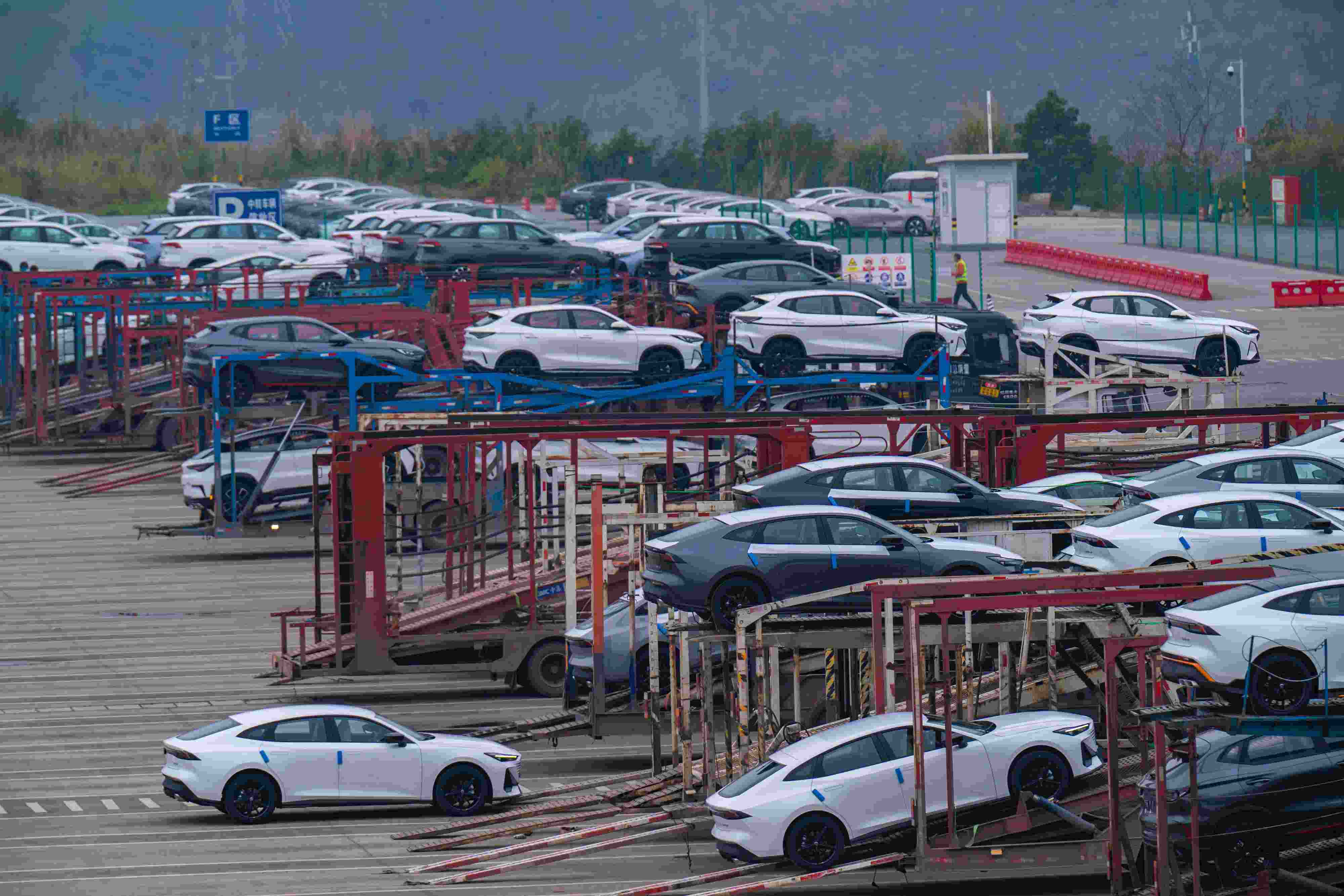 2024年2月25日，重慶江北區(qū)某汽車整車分撥中心，一排排汽車整裝待發(fā)。
