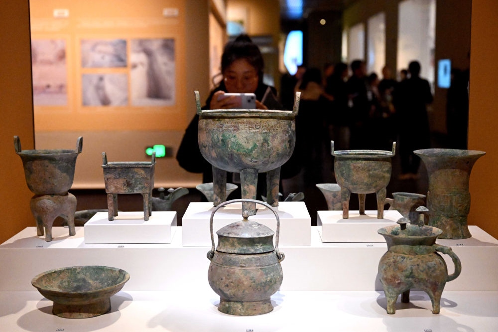 2月26日，參觀者在河南安陽殷墟博物館新館內(nèi)拍攝展品。
