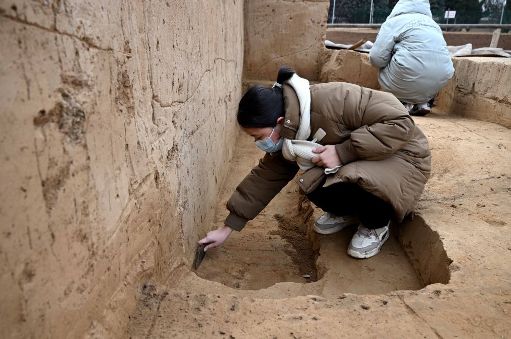 工作人員在殷墟王陵遺址進(jìn)行發(fā)掘作業(yè)（2月24日攝）。
