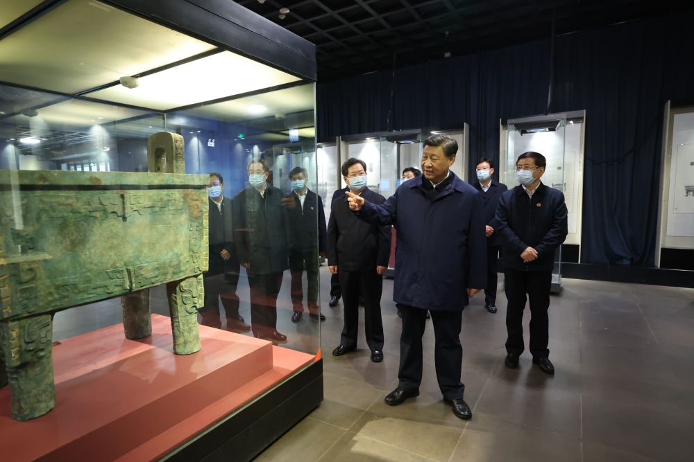2022年10月28日下午，習(xí)近平在安陽市殷墟博物館考察。新華社記者 鞠鵬 攝