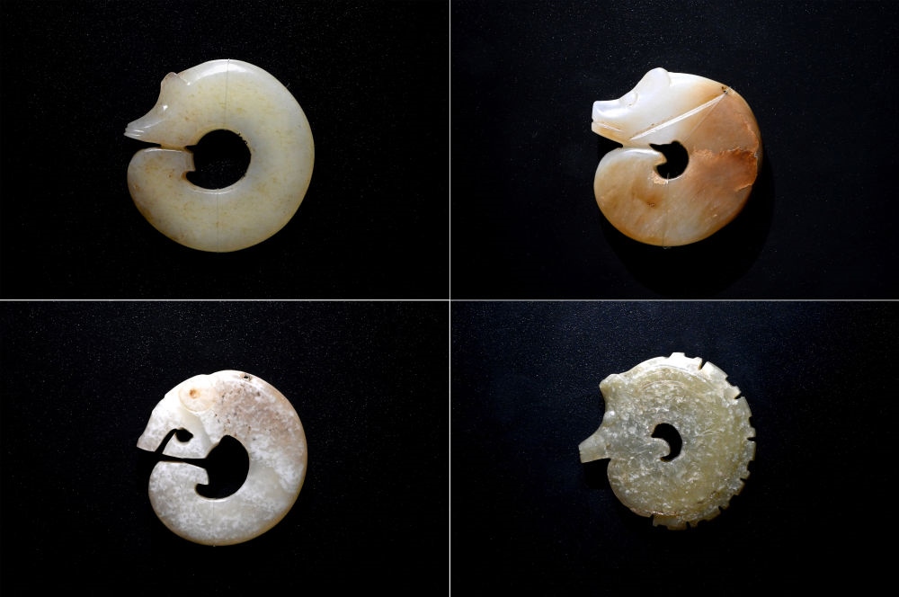 這是在殷墟博物館新館內(nèi)展出的龍形玉玦（拼版照片，1月9日攝）