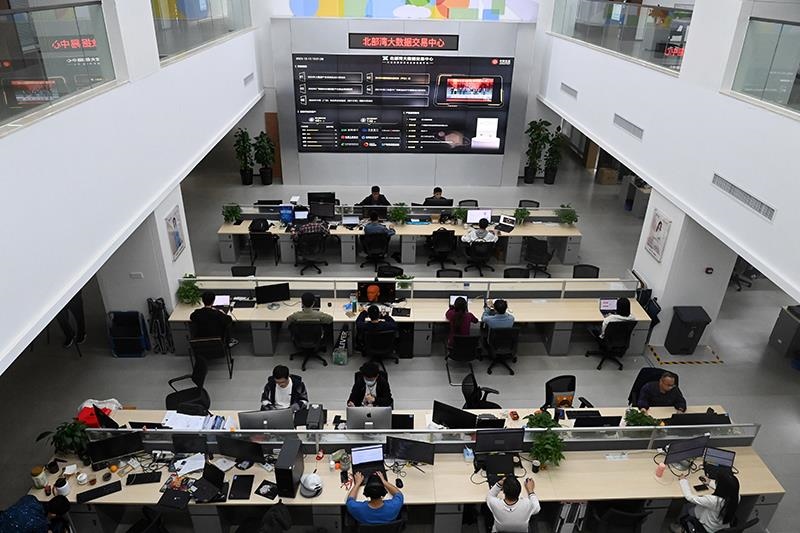 2023年12月12日，中國－東盟信息港股份有限公司員工在工作中。