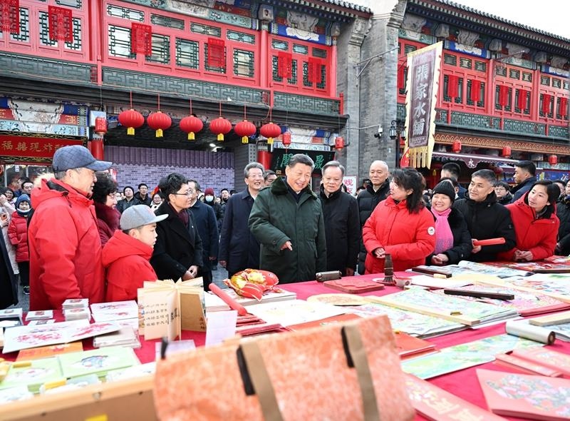 △2024年2月1日，習(xí)近平總書記在天津古文化街考察時(shí)，同店鋪員工和現(xiàn)場(chǎng)群眾互動(dòng)交流。