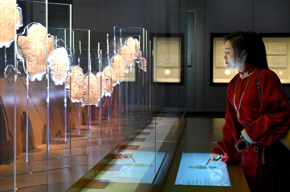 2月26日，參觀者在河南安陽殷墟博物館新館內(nèi)觀看展出的刻辭卜甲。