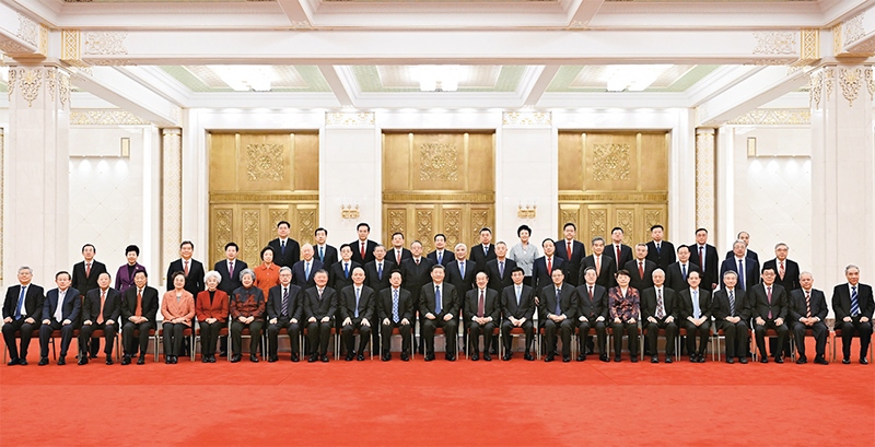 2024年2月7日，習(xí)近平、王滬寧、蔡奇、丁薛祥等在北京人民大會堂同黨外人士歡聚一堂，共迎佳節(jié)。這是習(xí)近平等同大家合影留念。 新華社記者 謝環(huán)馳/攝