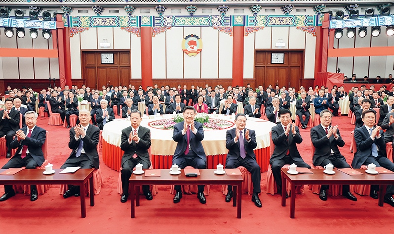 2023年12月29日，全國政協(xié)在北京舉行新年茶話會。黨和國家領(lǐng)導(dǎo)人習(xí)近平、李強、趙樂際、王滬寧、蔡奇、丁薛祥、李希、韓正出席茶話會并觀看演出。 新華社記者 鞠鵬/攝