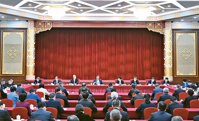 2023年3月6日，中共中央總書記、國家主席、中央軍委主席習(xí)近平看望參加全國政協(xié)十四屆一次會議的民建、工商聯(lián)界委員，并參加聯(lián)組會，聽取意見和建議。中共中央政治局常委、全國政協(xié)十四屆一次會議主席團會議主持人王滬寧，中共中央政治局常委蔡奇、丁薛祥參加看望和討論。 新華社記者 謝環(huán)馳/攝