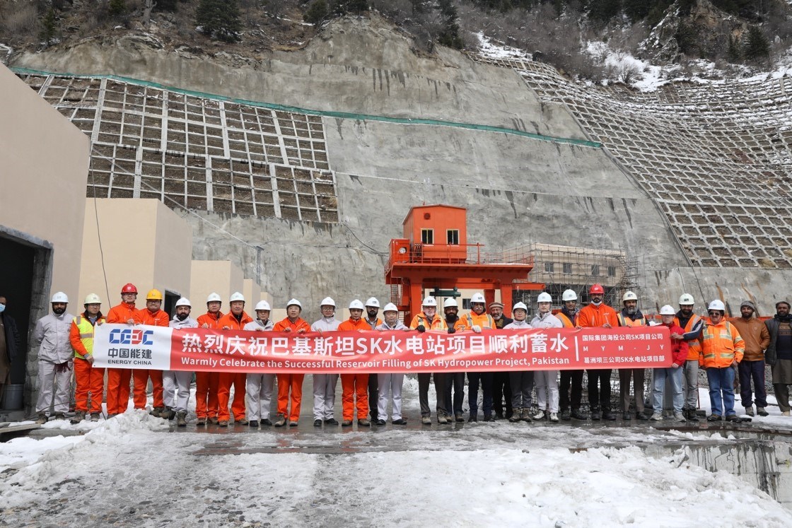 中巴建設者共同慶祝蘇吉吉納里水電站順利啟動蓄水工作。中國能建葛洲壩集團供圖