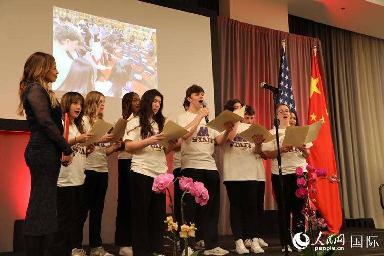 馬斯卡廷中學(xué)的學(xué)生們還深情演唱了表現(xiàn)中美兩國(guó)人民友誼的歌曲《情緣留住永恒的記憶》。 人民網(wǎng)記者 李志偉攝